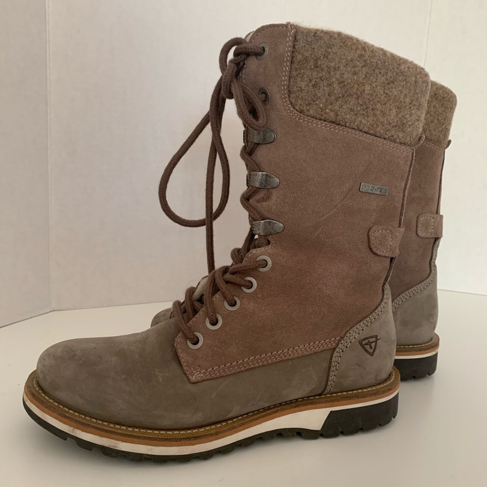 Selling comfortable winter shoes .